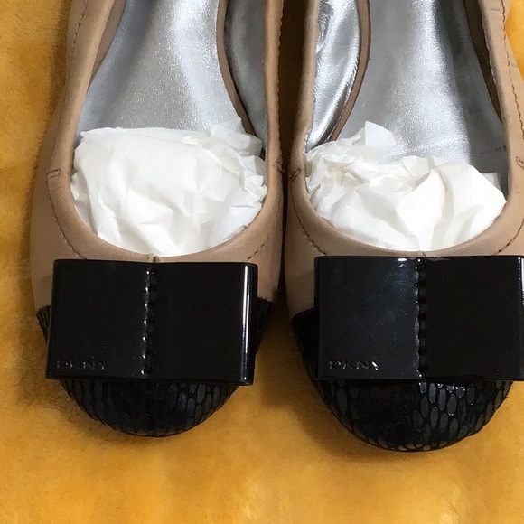 EUC DKNY “ Dasha “ Tortoise Bow Logo Flat Shoes Nude/Black - Picture 3 of 13